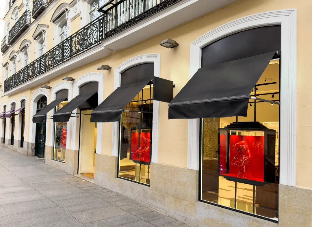 Façade vitrine de magasin en aluminium sur mesure à Toulon